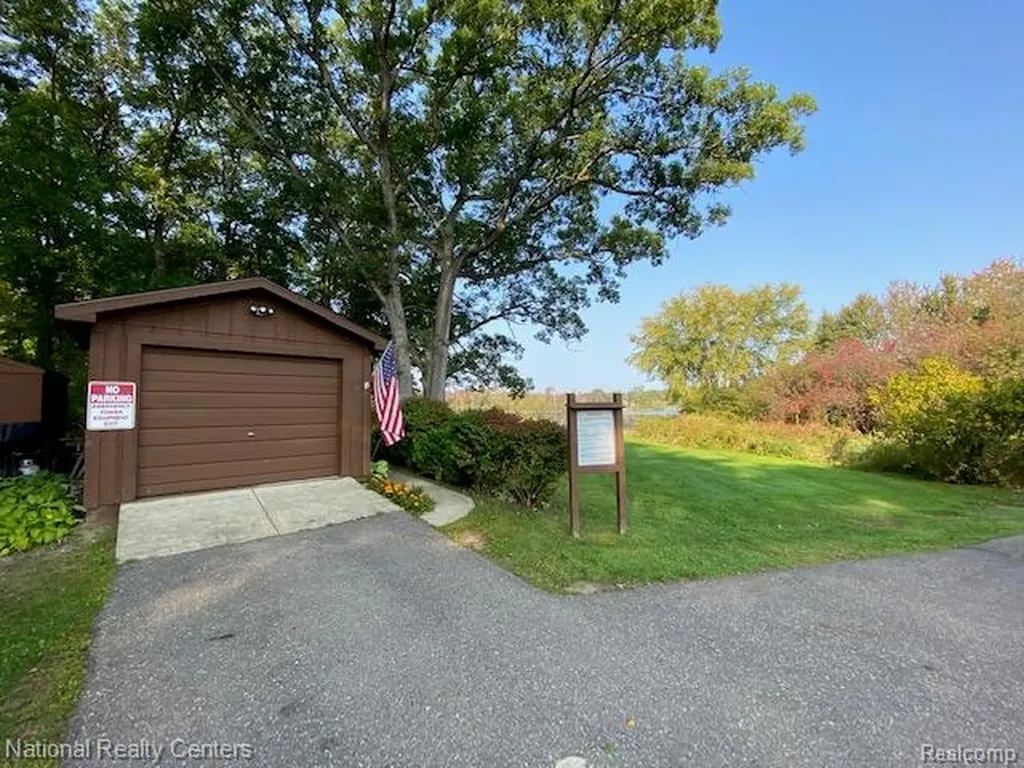 12104 Lexington Drive Green Oak Township MI 48178