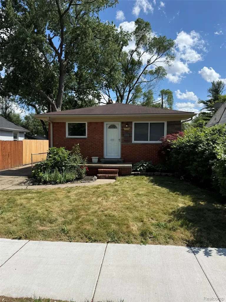 1512 E Jarvis Avenue Hazel Park City MI 48030