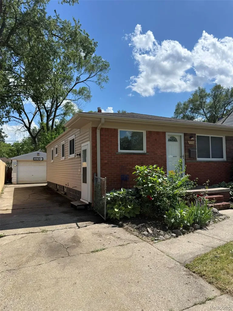 1512 E Jarvis Avenue Hazel Park City MI 48030