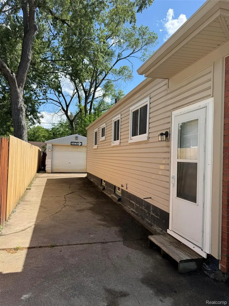1512 E Jarvis Avenue Hazel Park City MI 48030