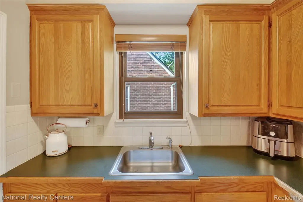 2436 N Vermont Avenue Royal Oak City MI 48073