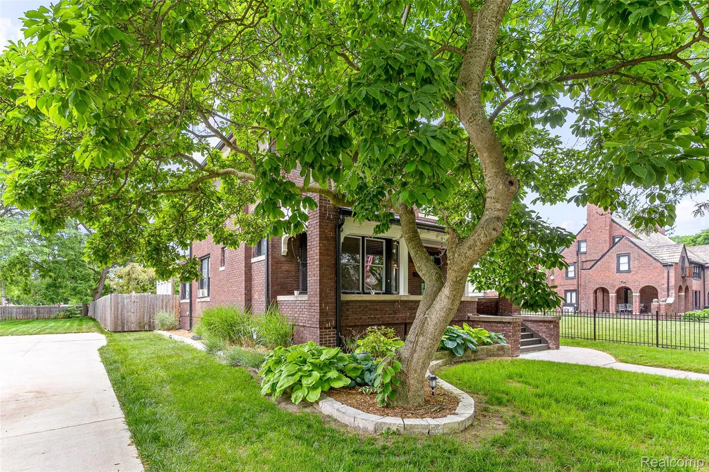 7641 La Salle Boulevard Detroit City MI 48206