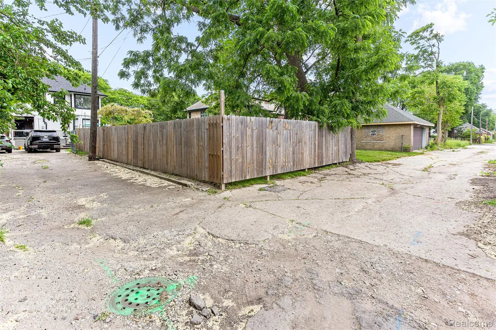7641 La Salle Boulevard Detroit City MI 48206