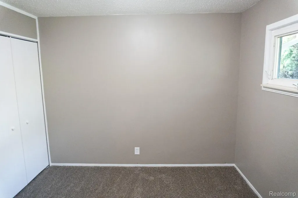 1917 Bayberry Lane Flint City MI 48507