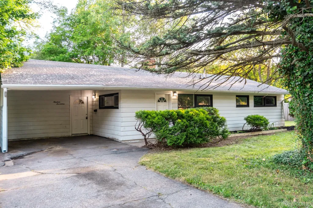 1917 Bayberry Lane Flint City MI 48507