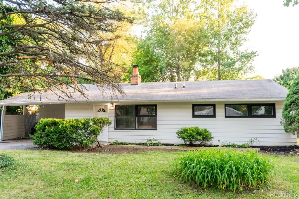 1917 Bayberry Lane Flint City MI 48507