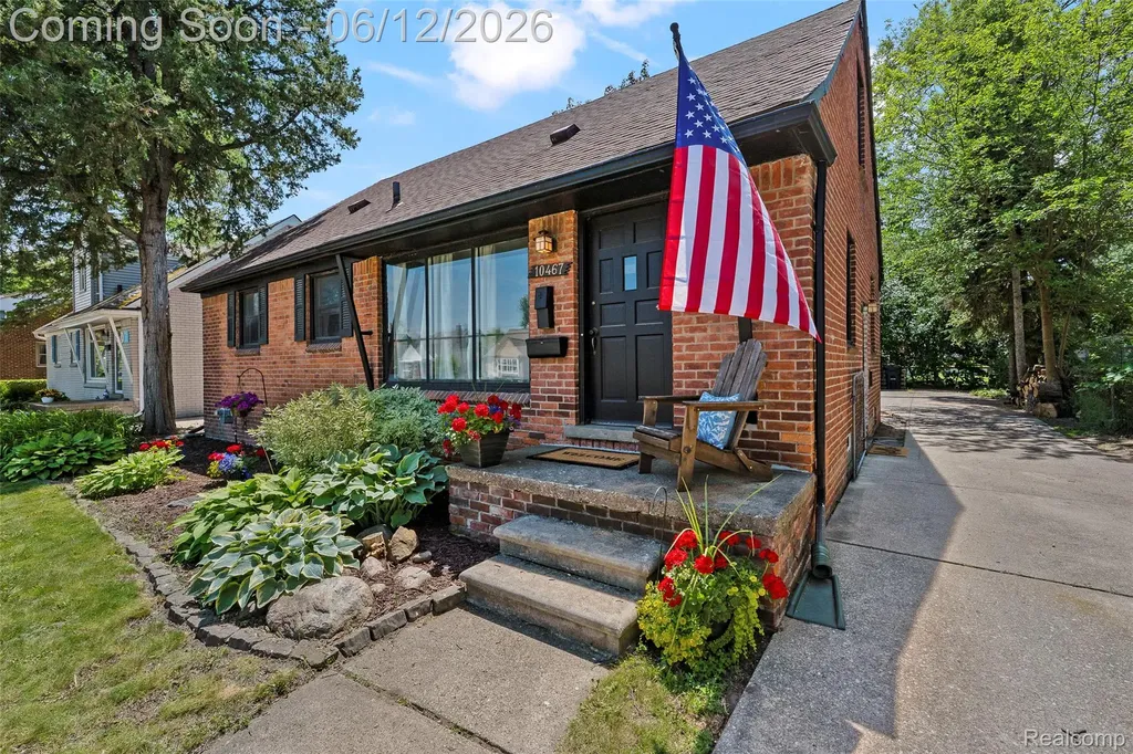 10467 W 11 Mile Road Huntington Woods City MI 48070
