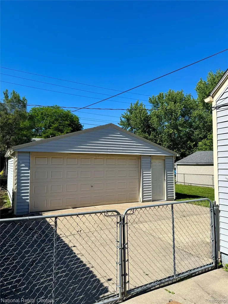2009 Barrett Avenue Royal Oak City MI 48067