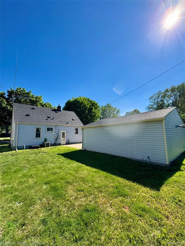 2009 Barrett Avenue Royal Oak City MI 48067