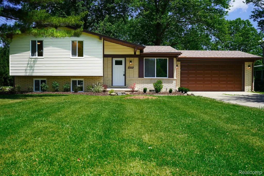 48297 Mallard Drive Chesterfield Township MI 48047