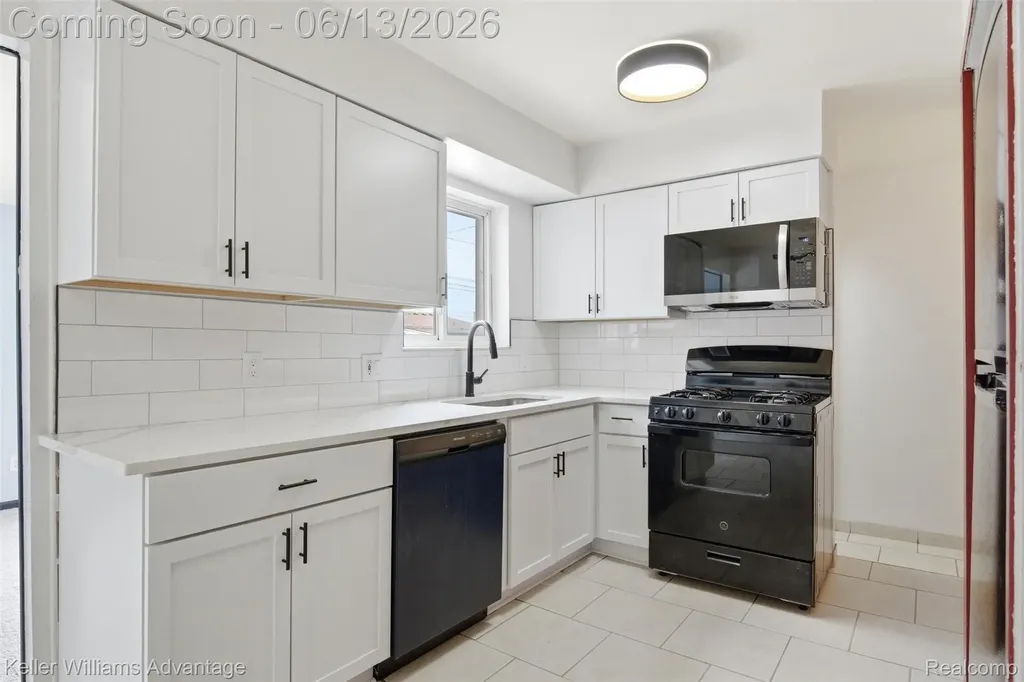 25506 Virginia Drive Warren City MI 48091