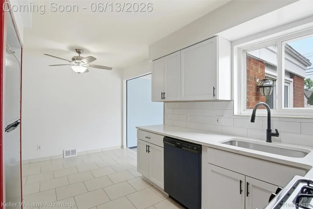 25506 Virginia Drive Warren City MI 48091