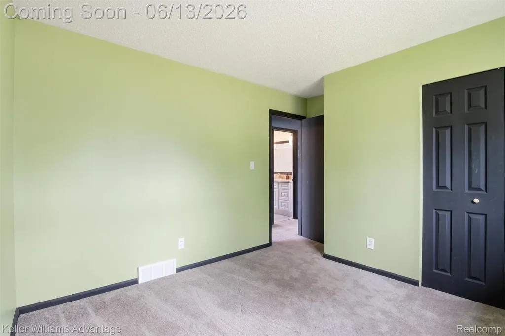 25506 Virginia Drive Warren City MI 48091