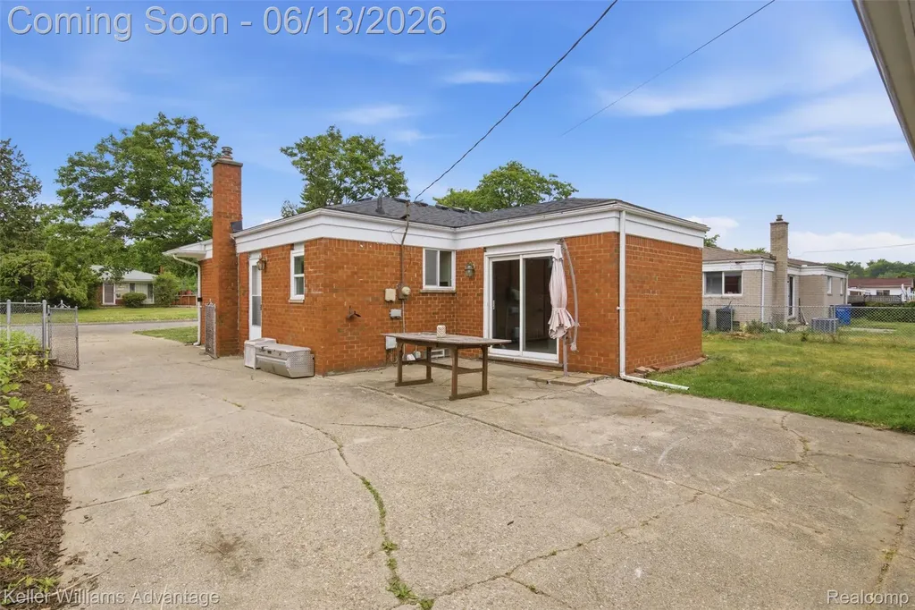 25506 Virginia Drive Warren City MI 48091