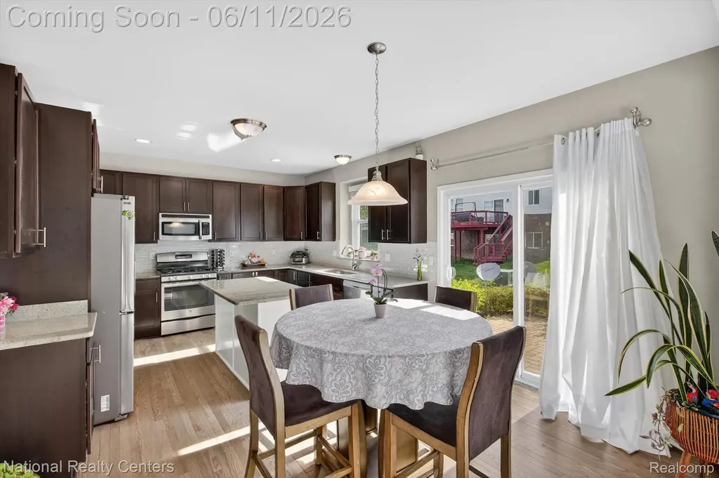 27412 Victoria Road Novi City MI 48374