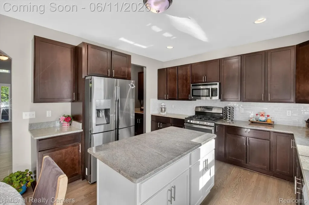 27412 Victoria Road Novi City MI 48374