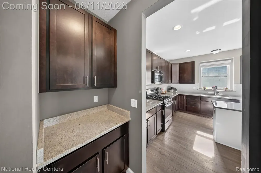 27412 Victoria Road Novi City MI 48374