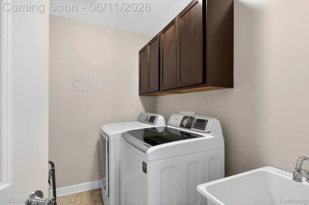 27412 Victoria Road Novi City MI 48374