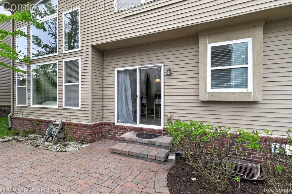 27412 Victoria Road Novi City MI 48374