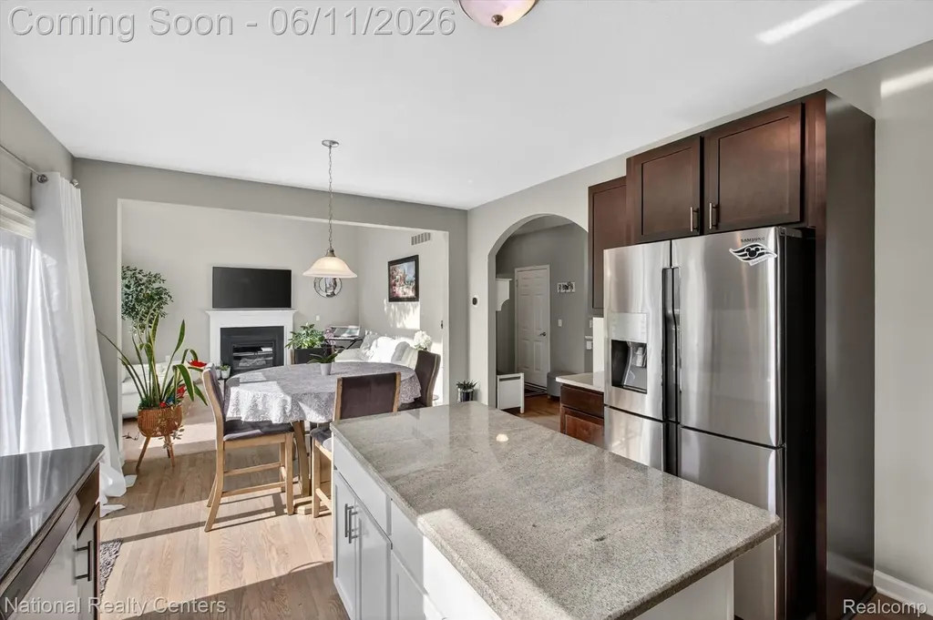 27412 Victoria Road Novi City MI 48374