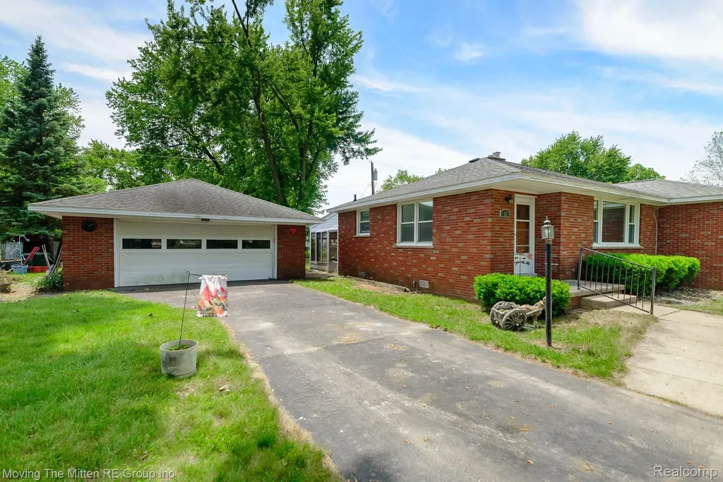 57 W Spencer Street Van Buren Charter Township MI 48111