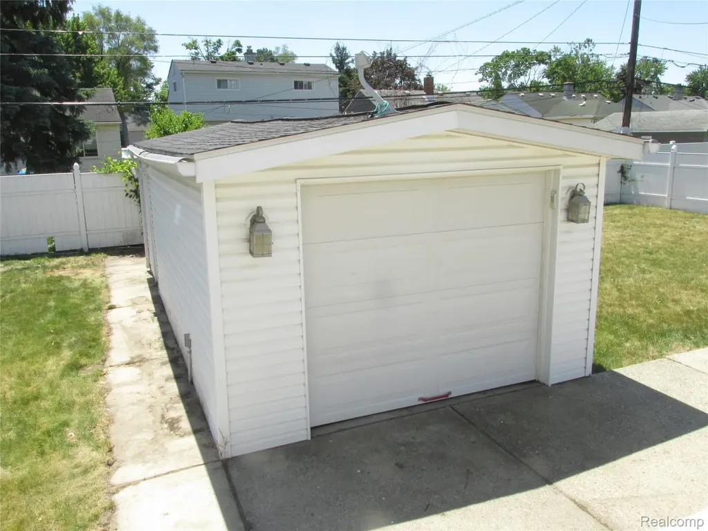 984 E Mahan Avenue Hazel Park City MI 48030