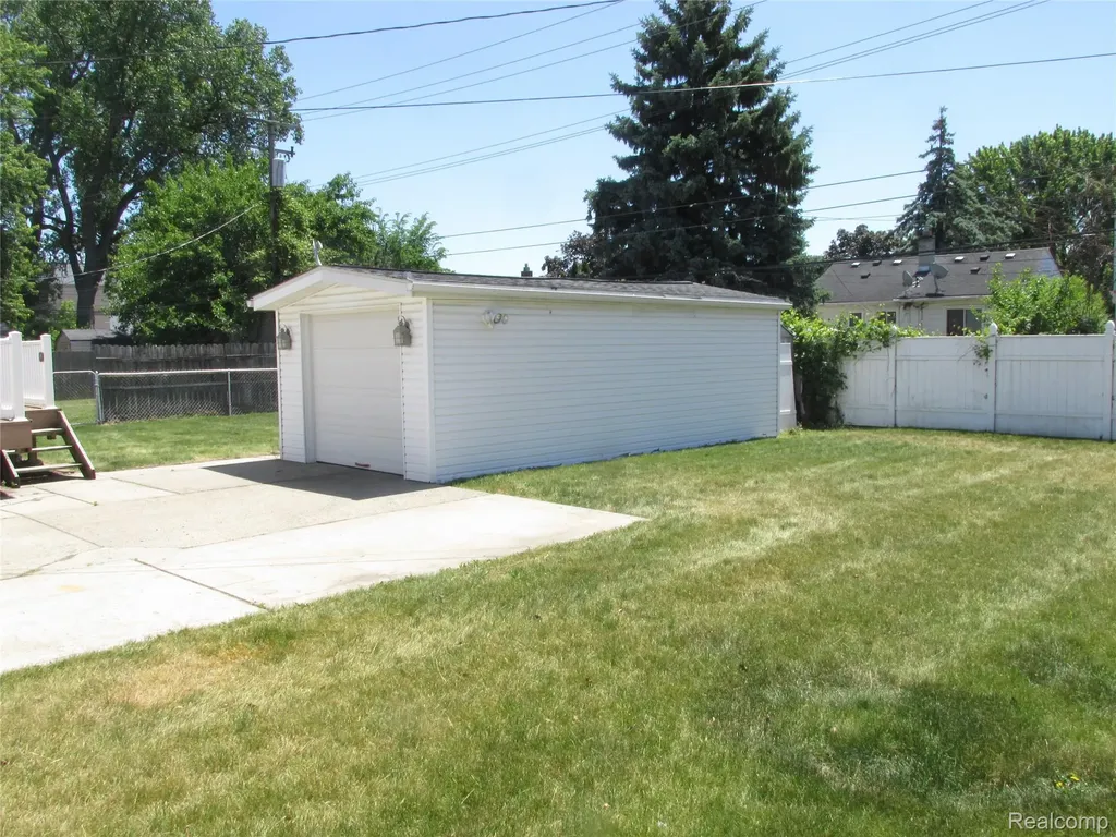 984 E Mahan Avenue Hazel Park City MI 48030