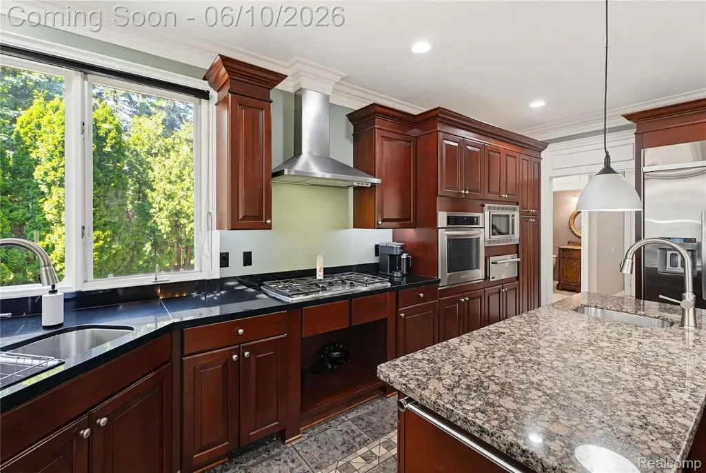 5173 Serena Drive Troy City MI 48098