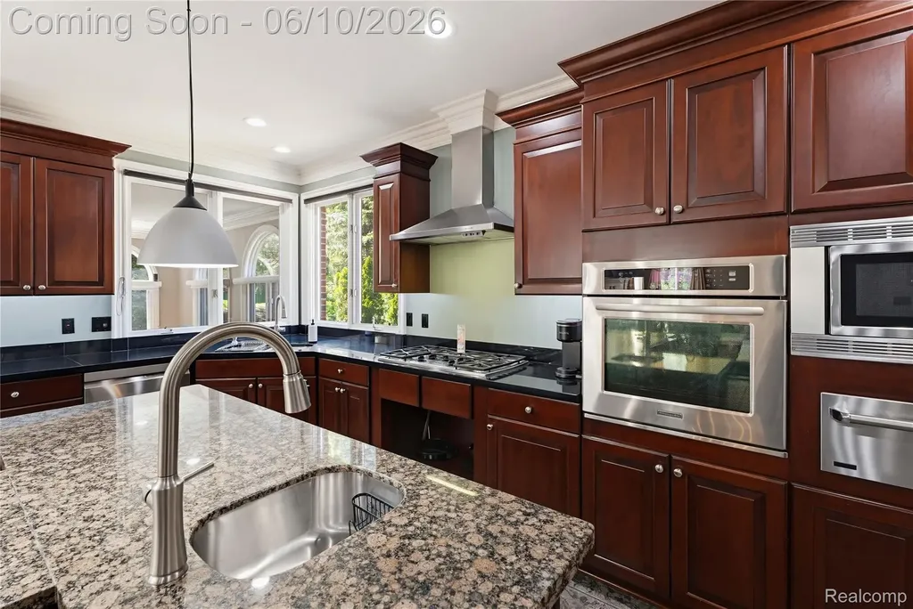 5173 Serena Drive Troy City MI 48098