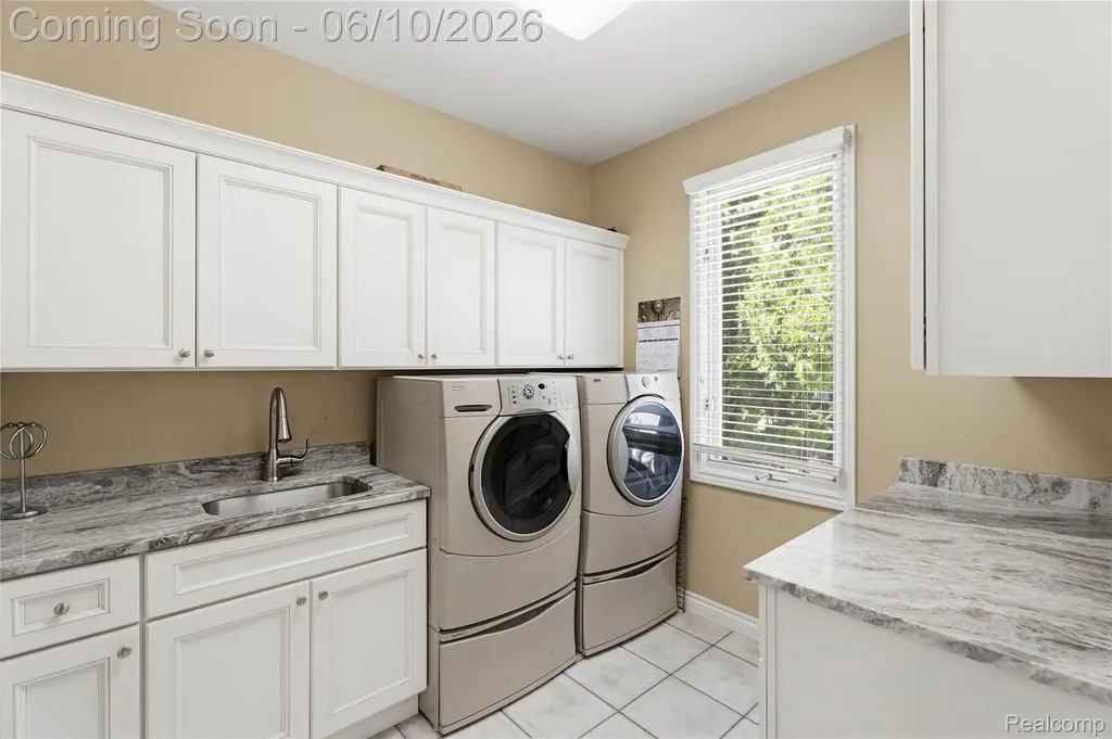 5173 Serena Drive Troy City MI 48098
