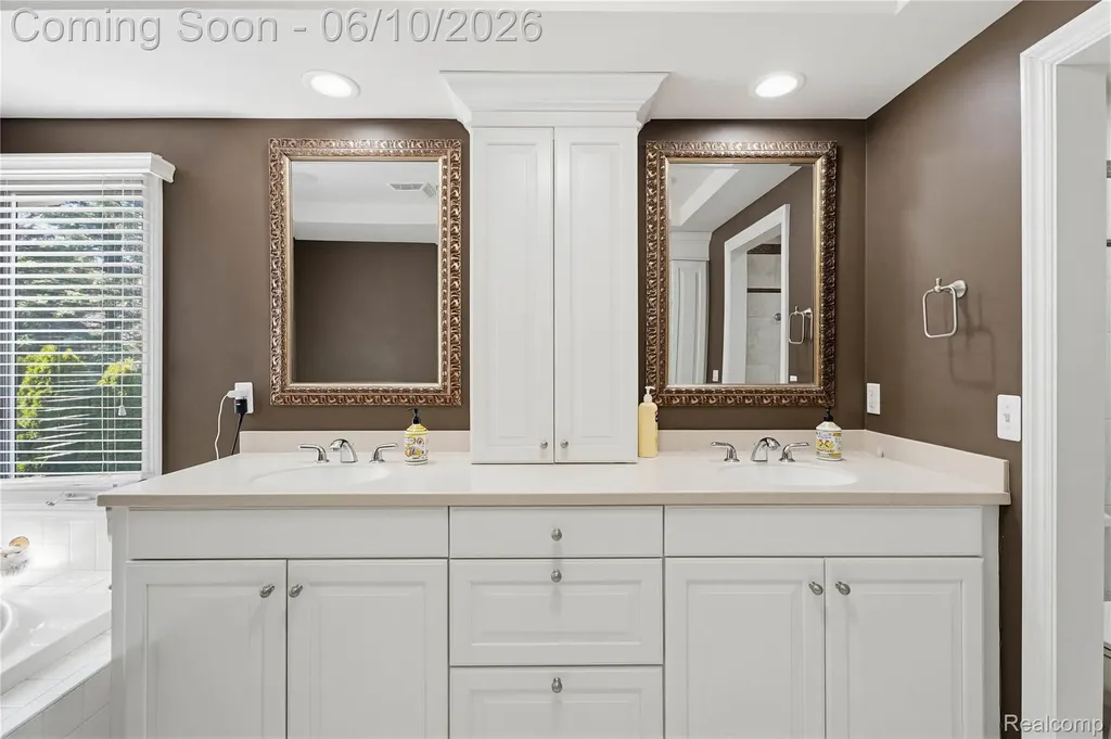5173 Serena Drive Troy City MI 48098