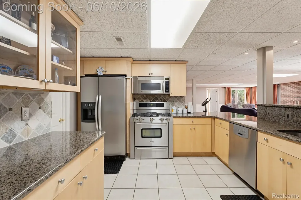 5173 Serena Drive Troy City MI 48098