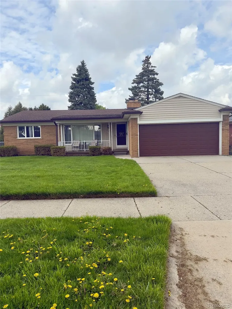 19385 Skyline Street Roseville City MI 48066