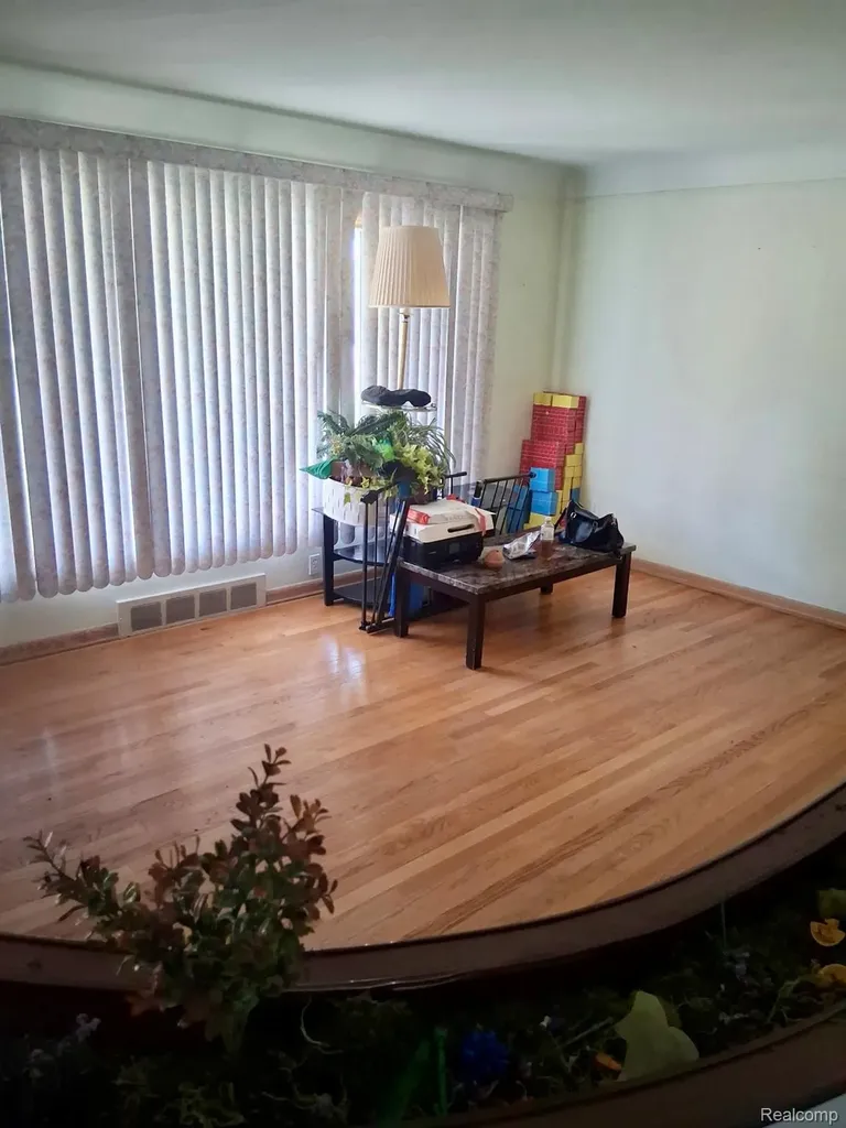 19385 Skyline Street Roseville City MI 48066