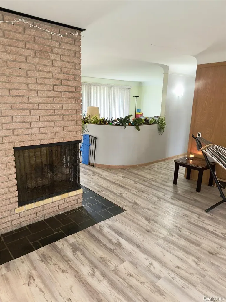 19385 Skyline Street Roseville City MI 48066