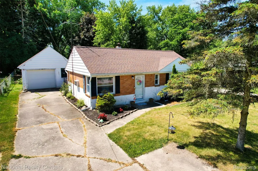 2316 Rollins Street Grand Blanc Charter Township MI 48439
