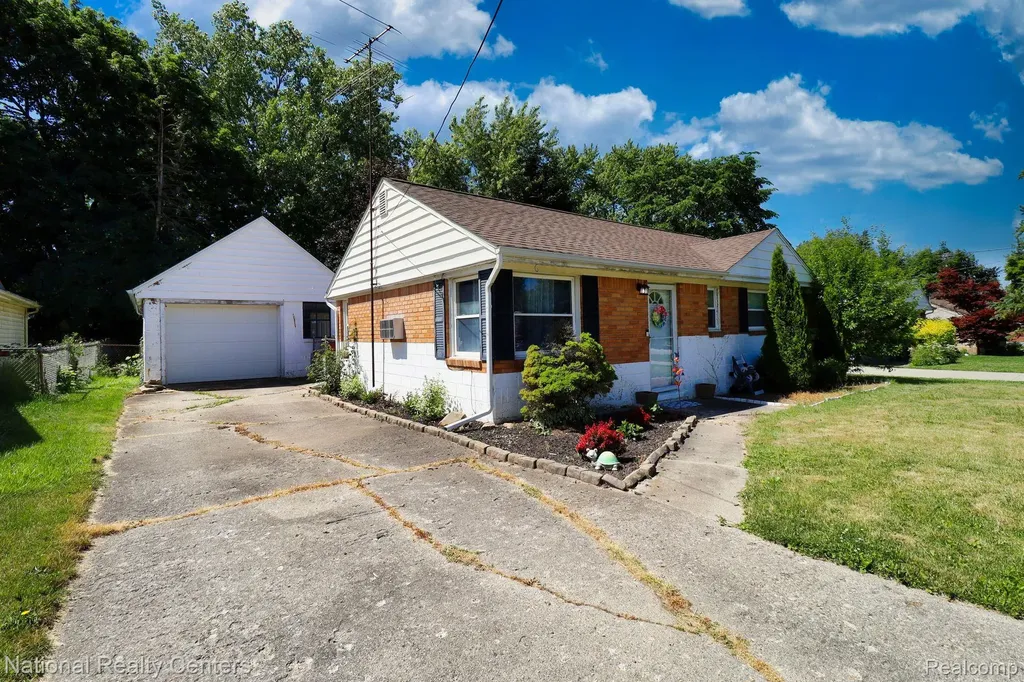 2316 Rollins Street Grand Blanc Charter Township MI 48439