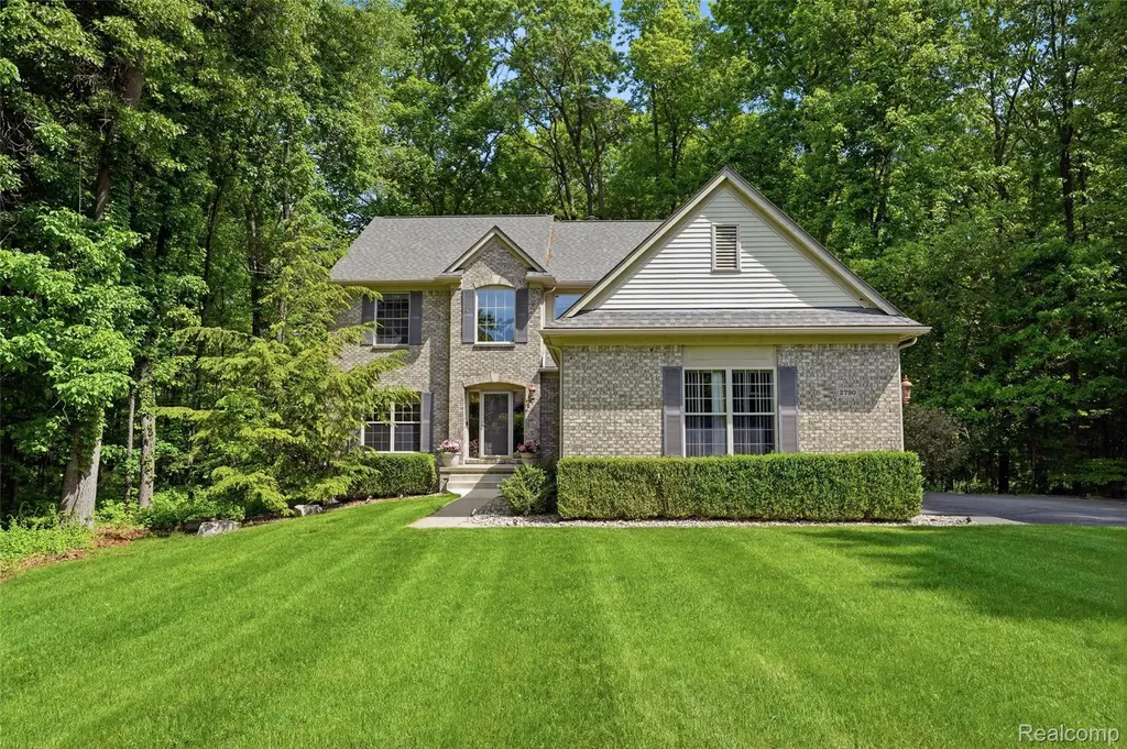 2790 Pine Bluffs Court Highland Charter Township MI 48357