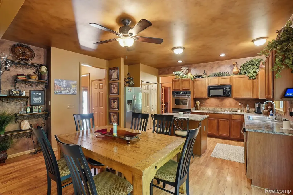 2790 Pine Bluffs Court Highland Charter Township MI 48357