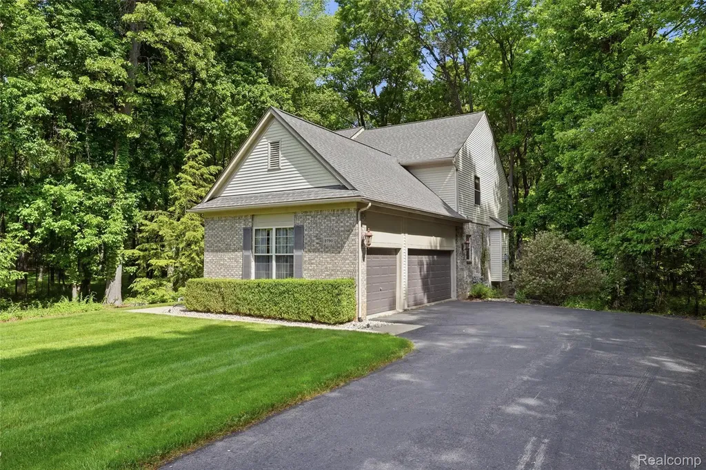 2790 Pine Bluffs Court Highland Charter Township MI 48357