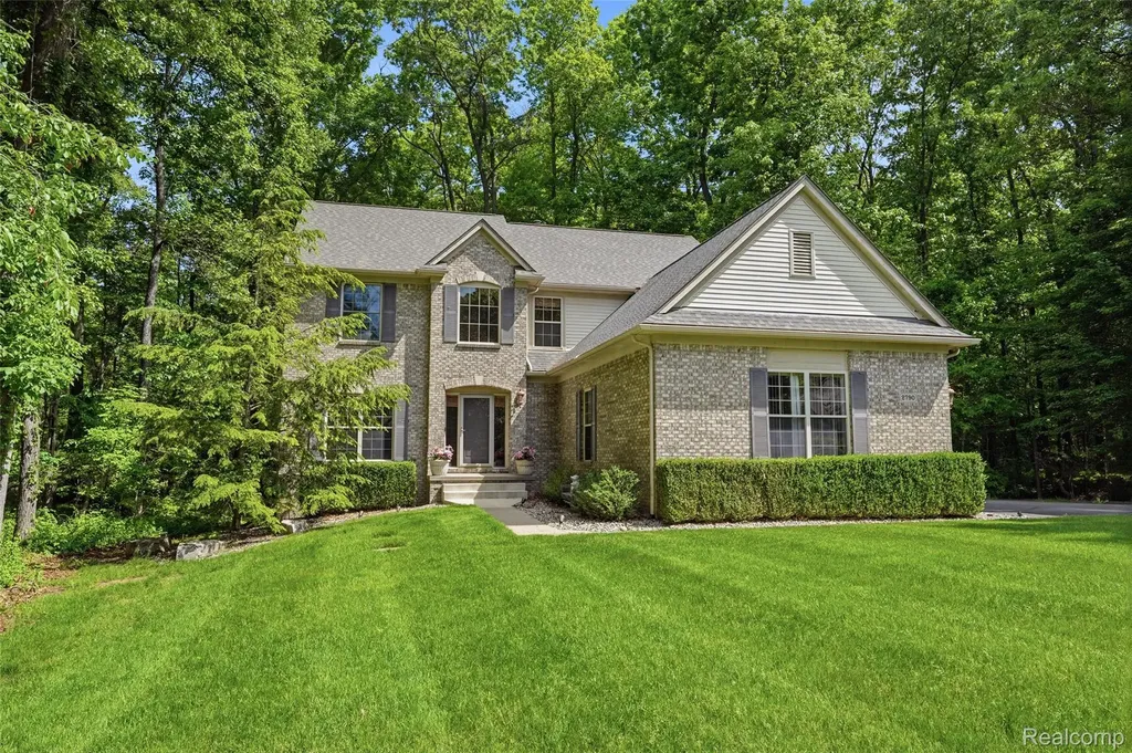 2790 Pine Bluffs Court Highland Charter Township MI 48357