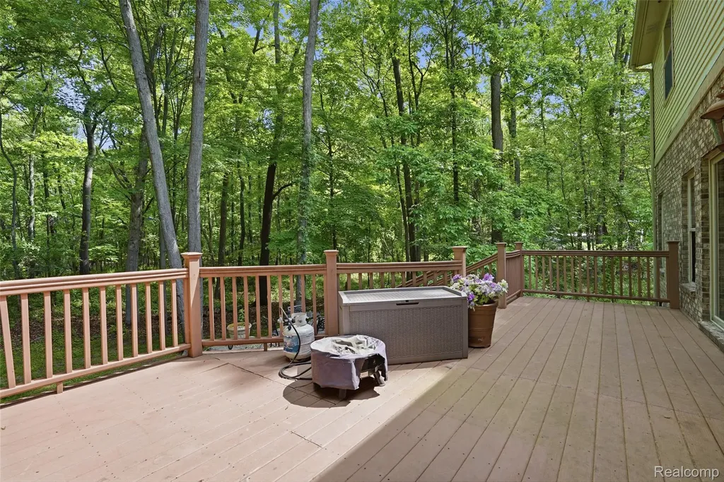2790 Pine Bluffs Court Highland Charter Township MI 48357