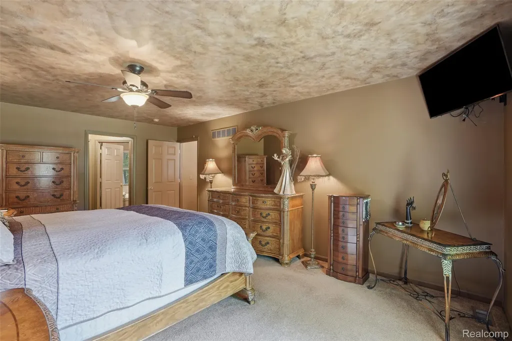 2790 Pine Bluffs Court Highland Charter Township MI 48357