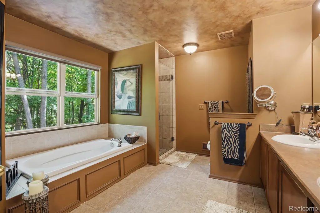 2790 Pine Bluffs Court Highland Charter Township MI 48357
