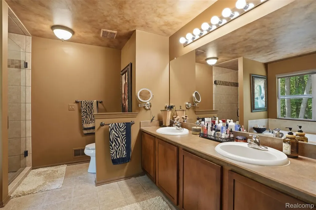 2790 Pine Bluffs Court Highland Charter Township MI 48357