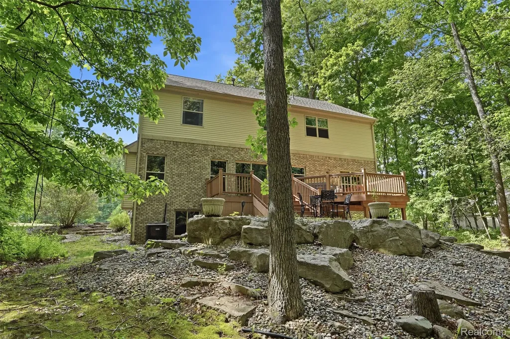 2790 Pine Bluffs Court Highland Charter Township MI 48357