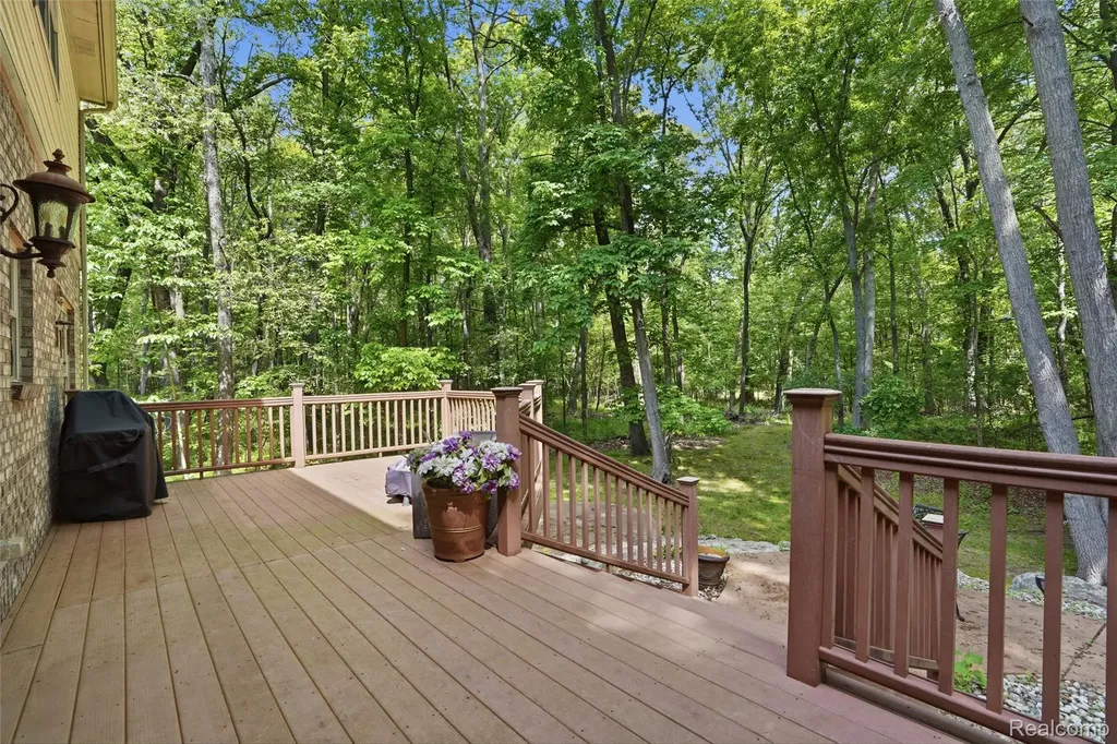 2790 Pine Bluffs Court Highland Charter Township MI 48357