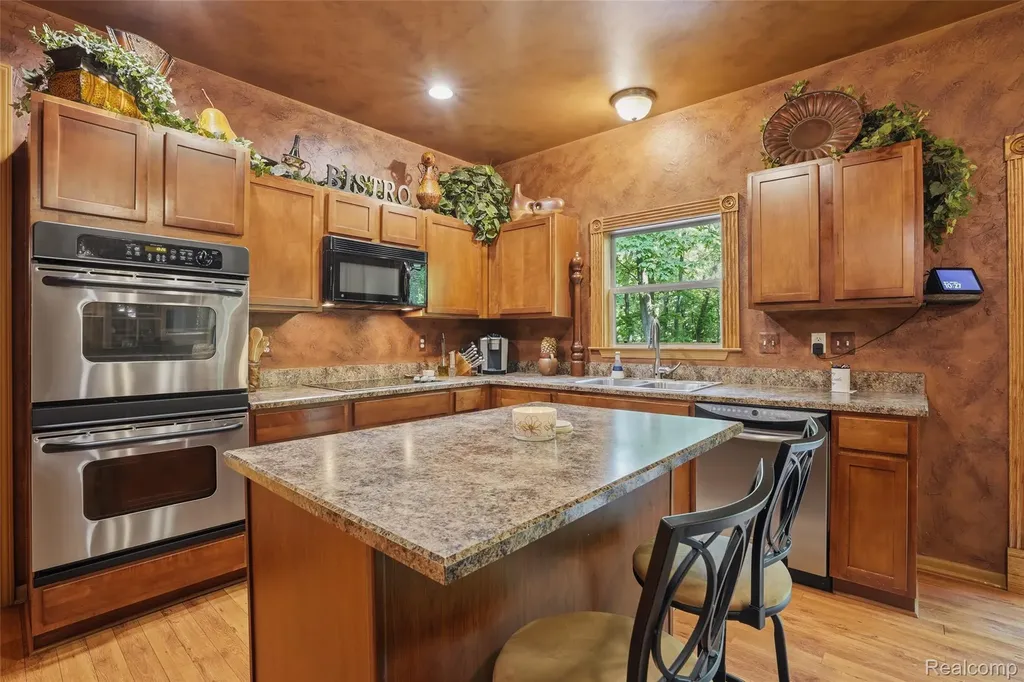 2790 Pine Bluffs Court Highland Charter Township MI 48357