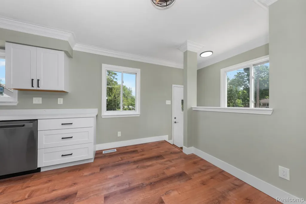 560 Mcmunn Street South Lyon City MI 48178