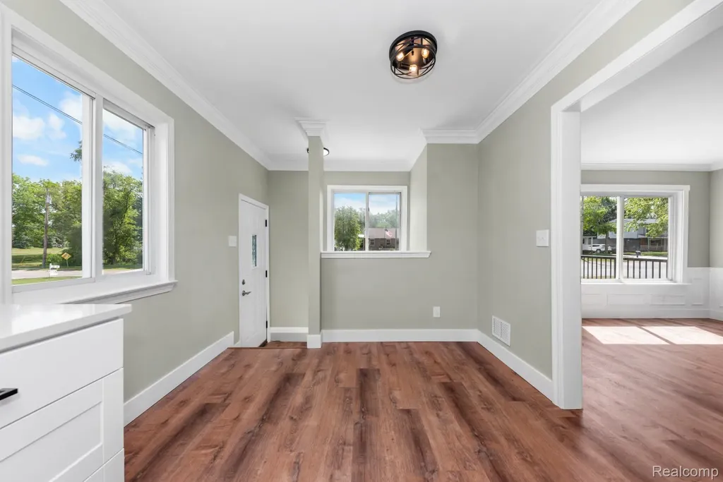 560 Mcmunn Street South Lyon City MI 48178